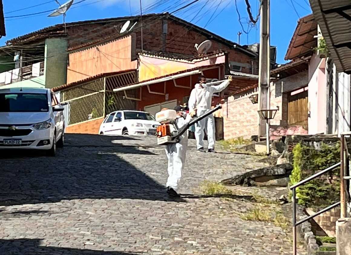 Camacã: Secretaria de Saúde realiza bloqueio espacial de combate a Dengue em ruas da cidade
